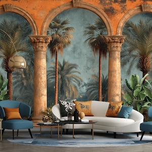 Può includere: Un design di interni per un soggiorno con un divano bianco e due poltrone blu. La stanza presenta un grande murale con archi e palme. Il murale è dipinto su una parete arancione testurizzata.