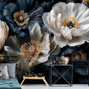 Può includere: Carta da parati floreale su larga scala con fiori bianchi e blu navy oversize con centri dorati. I fiori sono ambientati su uno sfondo scuro, creando un'estetica drammatica ed elegante. Tema di design d'interni di lusso.