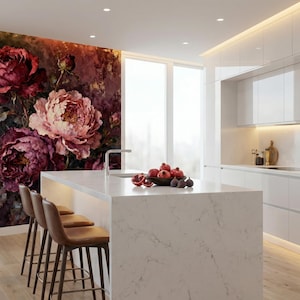 Pode incluir: Cozinha moderna com um grande mural floral com rosas bord&ocirc; e rosa. A ilha da cozinha tem bancos de bar de couro marrom. Arm&aacute;rios e eletrodom&eacute;sticos brancos completam o design contempor&acirc;neo.