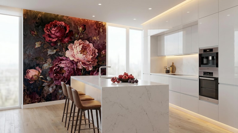 Pode incluir: Cozinha moderna com um grande mural floral com rosas bord&ocirc; e rosa. A ilha da cozinha tem bancos de bar de couro marrom. Arm&aacute;rios e eletrodom&eacute;sticos brancos completam o design contempor&acirc;neo.