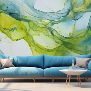Op de afbeelding: Abstracte wandkunst met draaiende blauwe en groene verf, die doet denken aan water en natuur. De kunst wordt getoond in een woonkamer met een blauwe bank en een salontafel.