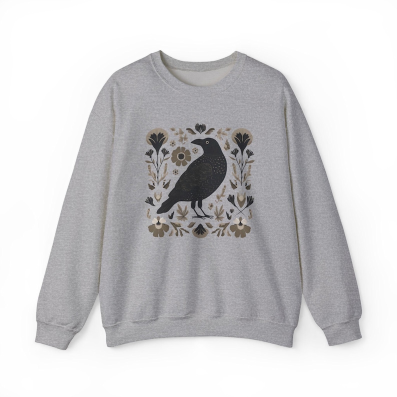 Koszulka z nadrukiem Crow, sweter w stylu nordyckim, koszulka z nadrukiem Crow, koszulka Raven, koszula z linorytem, skandynawska sztuka ludowa, leśny kaprys, domek, ubrania Core Cozycore Sport Grey