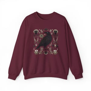 Koszulka z nadrukiem Crow, sweter w stylu nordyckim, koszulka z nadrukiem Crow, koszulka Raven, koszula z linorytem, skandynawska sztuka ludowa, leśny kaprys, domek, ubrania Core Cozycore Maroon