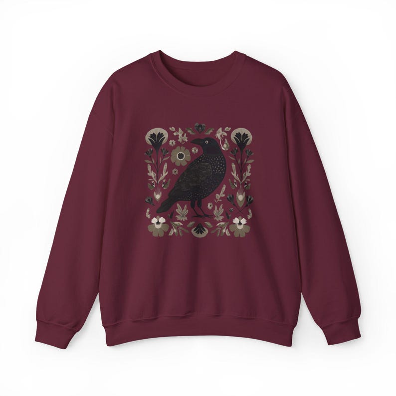 Koszulka z nadrukiem Crow, sweter w stylu nordyckim, koszulka z nadrukiem Crow, koszulka Raven, koszula z linorytem, skandynawska sztuka ludowa, leśny kaprys, domek, ubrania Core Cozycore Maroon