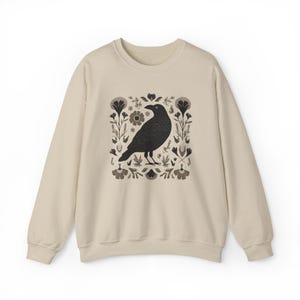 Koszulka z nadrukiem Crow, sweter w stylu nordyckim, koszulka z nadrukiem Crow, koszulka Raven, koszula z linorytem, skandynawska sztuka ludowa, leśny kaprys, domek, ubrania Core Cozycore Sand