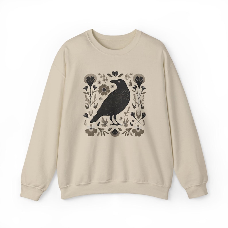 Koszulka z nadrukiem Crow, sweter w stylu nordyckim, koszulka z nadrukiem Crow, koszulka Raven, koszula z linorytem, skandynawska sztuka ludowa, leśny kaprys, domek, ubrania Core Cozycore Sand