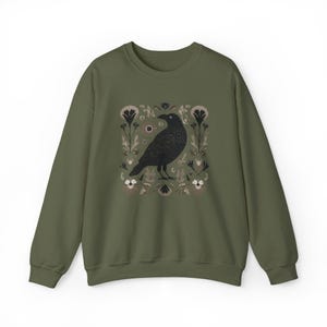 Koszulka z nadrukiem Crow, sweter w stylu nordyckim, koszulka z nadrukiem Crow, koszulka Raven, koszula z linorytem, skandynawska sztuka ludowa, leśny kaprys, domek, ubrania Core Cozycore Military Green