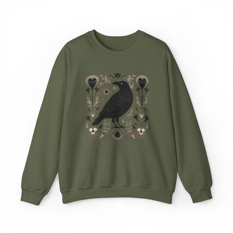 Koszulka z nadrukiem Crow, sweter w stylu nordyckim, koszulka z nadrukiem Crow, koszulka Raven, koszula z linorytem, skandynawska sztuka ludowa, leśny kaprys, domek, ubrania Core Cozycore Military Green