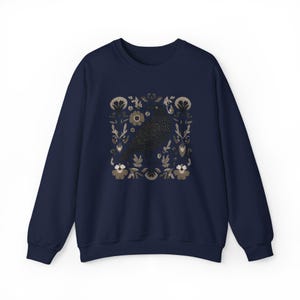 Koszulka z nadrukiem Crow, sweter w stylu nordyckim, koszulka z nadrukiem Crow, koszulka Raven, koszula z linorytem, skandynawska sztuka ludowa, leśny kaprys, domek, ubrania Core Cozycore Navy
