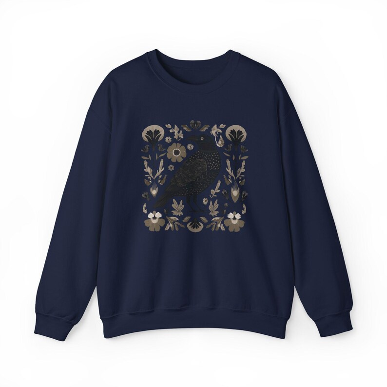 Koszulka z nadrukiem Crow, sweter w stylu nordyckim, koszulka z nadrukiem Crow, koszulka Raven, koszula z linorytem, skandynawska sztuka ludowa, leśny kaprys, domek, ubrania Core Cozycore Navy