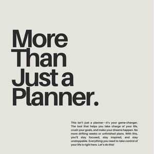 Könnte beinhalten: Schwarzweißer Text auf hellgrauem Hintergrund. Der Text lautet "More Than Just a Planner." Der Text "Dream It Plan It Do It" befindet sich in der oberen rechten Ecke. Der Text unter dem Haupttext lautet "Das ist nicht nur ein Planer - es ist dein Game-Changer. Das Werkzeug, das dir hilft, dein Leben in die Hand zu nehmen, deine Ziele zu erreichen und deine Träume zu verwirklichen. Keine ziellosen Wochen oder unvollendete Pläne mehr. Damit bleibst du fokussiert, inspiriert und unaufhaltsam. Alles, was du brauchst, um die Kontrolle über dein Leben zu übernehmen, ist hier. Lass uns das tun!"