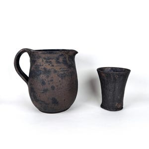 Zestaw dzbanków i filiżanek Vintage Studio Pottery, sygnowany Jet, kamionka w kolorze ciemnego dymu, dzbanek ceramiczny Wabi-Sabi, rustykalny, ręcznie robiony duet ceramiczny