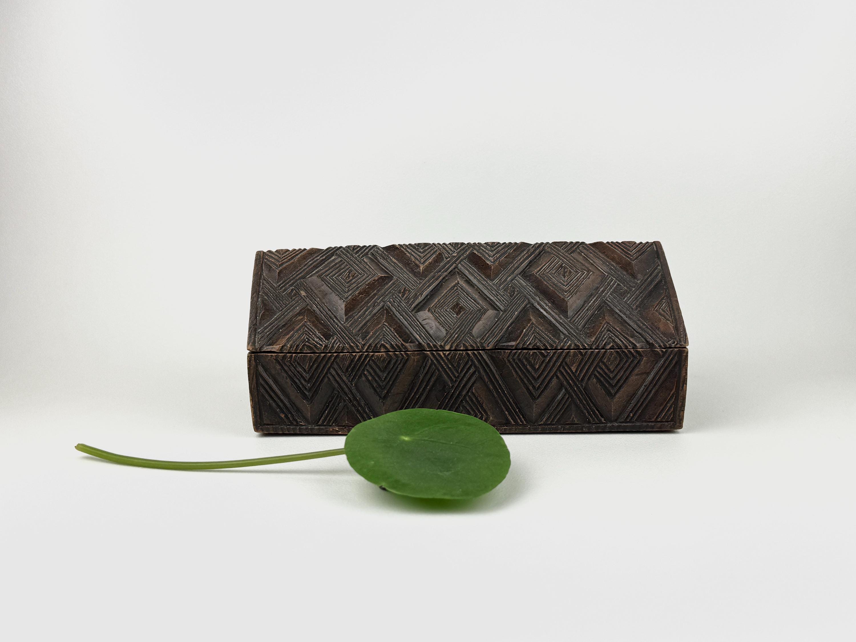 Handcarved dark wooden African trinket box with geometric pattern | artist signed on the bottom | 23 x 12 x 9.5 cm | excl. vintage condition