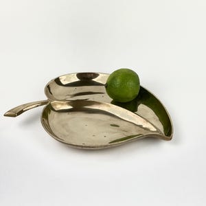Vintage solid brass dish in the shape of a leaf with two compartments | excl. vintage condition | MCM style brass | 18 x 23 cm