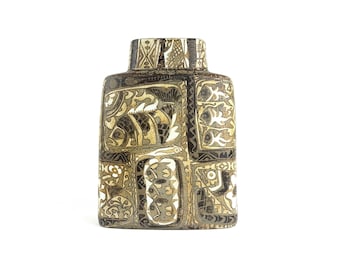 Peut inclure: Un vase rectangulaire en céramique avec un col étroit. Le vase présente un motif répétitif de poissons et de formes abstraites dans des tons de marron, beige et noir. Le design rappelle l'art moderne du milieu du siècle.