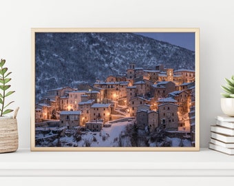 Antiga vila montanhosa no inverno na hora azul, Scanno, Abruzzo, Itália, download digital, arte de parede para impressão, decoração de casa, fotografia