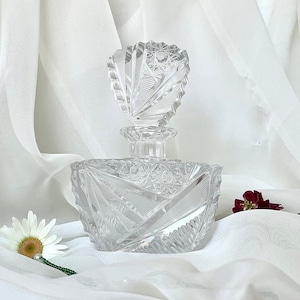 Luxuriöse Kristall Karaffe mit Dreieckiger Basis Made in Czechoslovakia