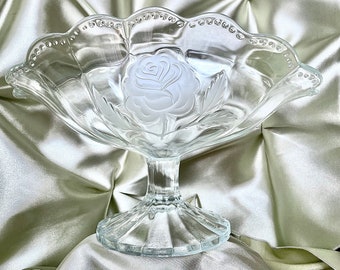 Klare Schale aus gepresstem Glas mit Fuß | Hergestellt in der Tschechoslowakei der 1960er Jahre von Hermanova Hut | Art Deco Centerpiece Collection Rose II Obstschale