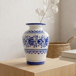 Puede incluir: Un letrero de madera rústico con el texto "Welcome to our home" en letras blancas. El letrero presenta un acabado envejecido y un diseño simple y acogedor, ideal para un porche o entrada.