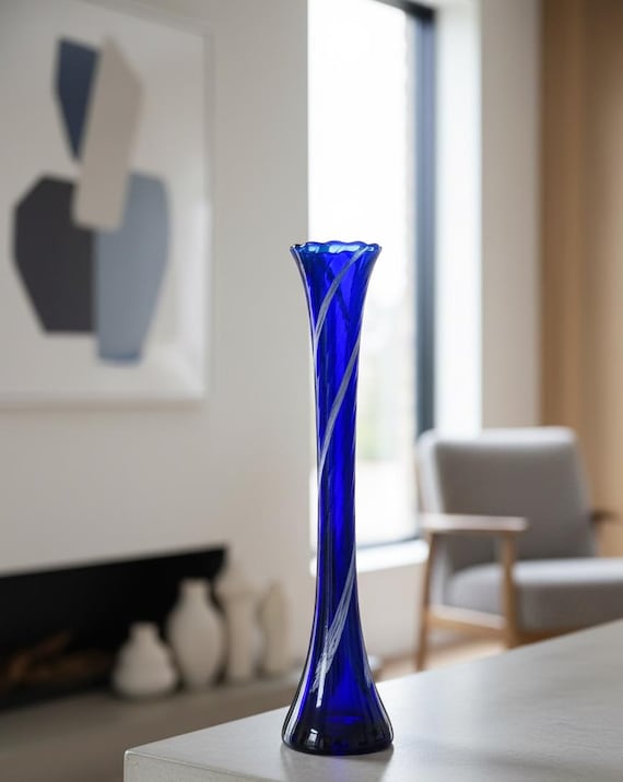 Blaue Schmale Glasvase Mit Weißem Spritzmuster