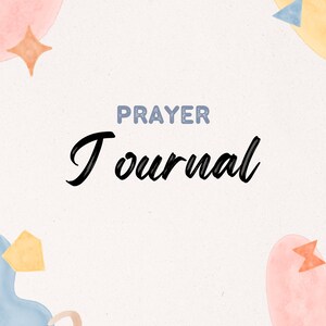 Pode incluir: Uma capa de diário bege claro com as palavras "PRAYER Journal" em letras pretas e azuis. A capa tem detalhes pastel em aquarela em rosa, azul, amarelo e laranja. O design inclui formas abstratas e elementos em forma de estrela.
