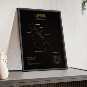 Puede incluir: Juego de tres tazas de cerámica con acabado mate moteado. Cada taza presenta un color diferente: azul claro, crema y gris. Las tazas tienen un diseño simple y moderno y un asa cómoda.