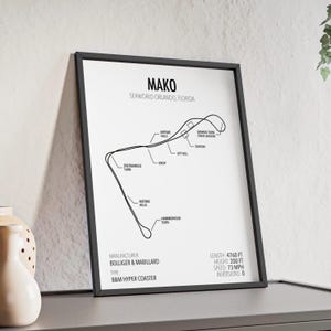 Pode incluir: Impressão emoldurada em preto da montanha-russa Mako na SeaWorld Orlando, Flórida. O design minimalista apresenta um desenho a traço preto do layout da montanha-russa com etiquetas para as principais características e especificações. A impressão inclui o fabricante, tipo, comprimento, altura, velocidade e inversões.