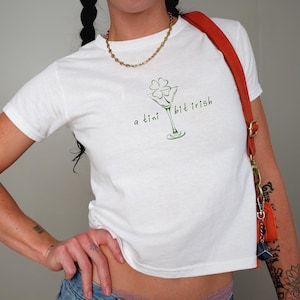 A Tini Bit Irish – Söt & Tur-T-shirt, Y2K Baby-T-shirt för St. Patricks Day, Tur söt trendig Martini-T-shirt för kvinnor, St. Patricks Day Irish-T-shirt