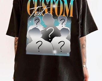 Może przedstawiać: Czarny t-shirt z graficznym wzorem z napisem "CUSTOM Text" w gradientowej pomarańczowo-niebieskiej czcionce. Projekt zawiera sylwetki ludzi ze znakami zapytania i błyskawicami.