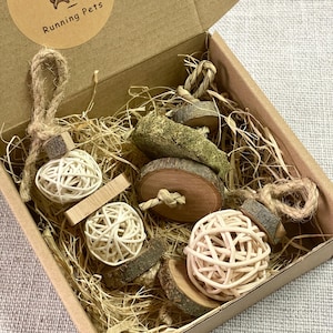 Caja de regalo de juguetes masticables naturales / Caja de regalo de cumpleaños / Conejo, conejito, conejillo de indias, chinchilla, hámster / Paquete de enriquecimiento / Eliminadores del aburrimiento