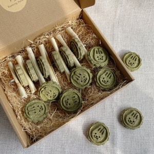 Caja de regalo con forma de pastel de hierba masticable natural para conejos, conejillos de indias, chinchillas y hámsteres. Bocadillo enriquecedor para combatir el aburrimiento y mascotas pequeñas.