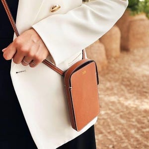 Gepersonaliseerde leren crossbodytas voor telefoon en creditcard, schoudertas, in een geschenkverpakking. Laat het personaliseren, een ideaal cadeau