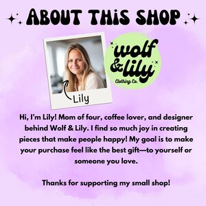 以下が含まれることがあります： 写真の中で女性が笑顔を見せ、下に「Lily」という文字があります。「wolf & lily Clothing Co.」という文字が緑色の背景の円の中に書かれています。文章は「こんにちは、私はLilyです！4人の子供の母親で、コーヒー好きで、Wolf & Lilyのデザイナーです。私は、人々を幸せにする作品を作ることに喜びを感じています！私の目標は、お客様の購入が、自分自身への最高の贈り物、または愛する人への最高の贈り物のように感じられるようにすることです。私の小さなお店を応援していただきありがとうございます！ 」です。
