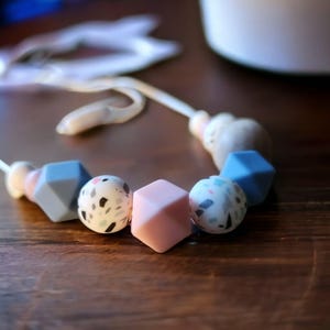 Collar para bebés con diseño de alimentación: tonos pastel moteados