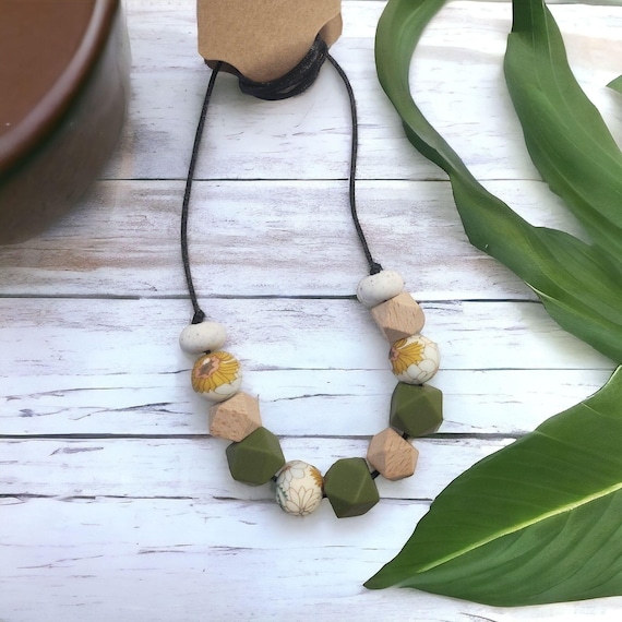 Silicone Baby Nursing Necklace, flower print green, fidget necklace, new mum necklace, breastfeeding necklace