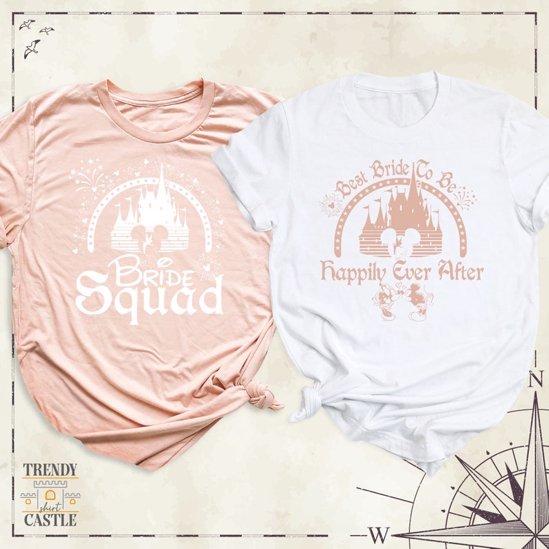Peut inclure: Deux t-shirts roses et blancs avec un motif de ch&acirc;teau rose et du texte qui dit "Bride Squad" et "Best Bride To Be Happily Ever After".