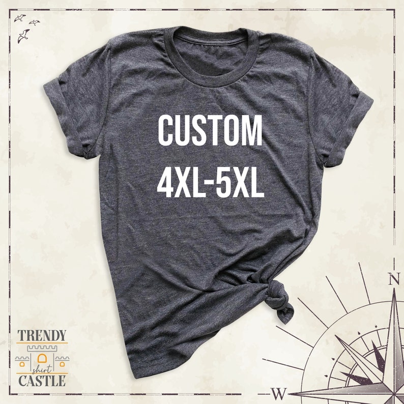 Pu&ograve; includere: Una maglietta grigia scura con il testo "CUSTOM 4XL-5XL" stampato in bianco sul davanti.