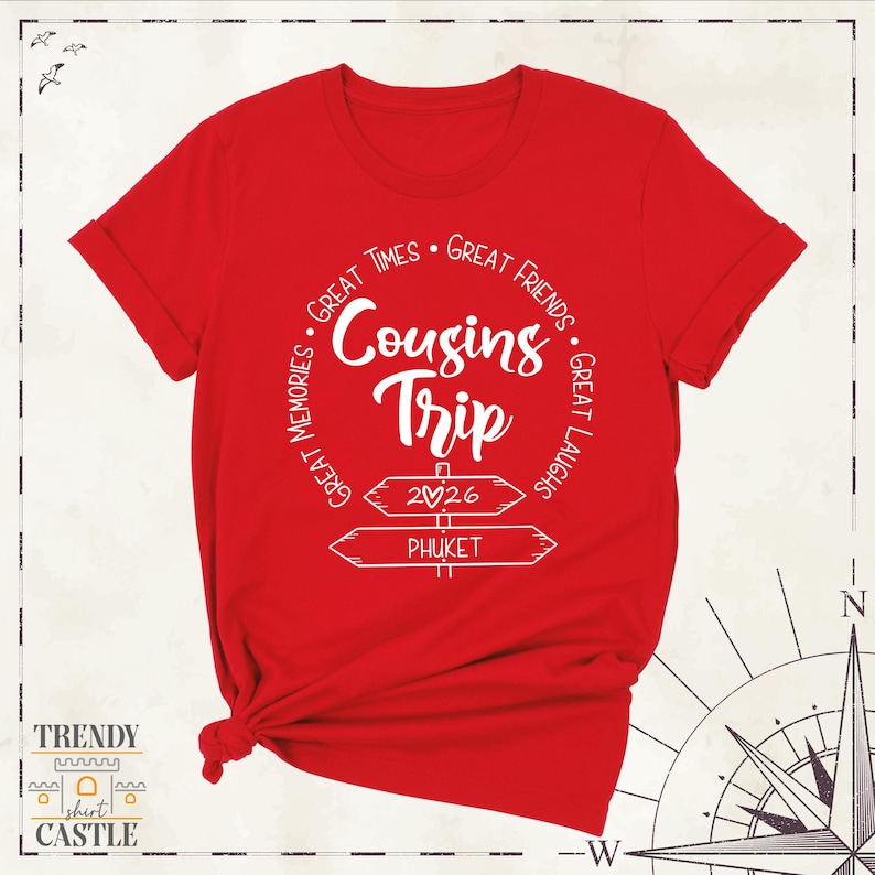 Peut inclure: Un t-shirt rouge vif &agrave; manches courtes avec un graphisme blanc indiquant Cousins Trip, Great Times, Great Friends, Great Laughs, Great Memories, 2026 et PHUKET, accompagn&eacute; d'un c&oelig;ur et de deux illustrations de panneaux directionnels.