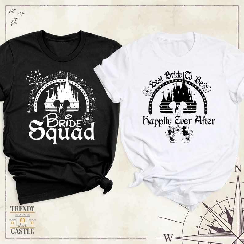 Peut inclure: Deux t-shirts noir et blanc avec un motif de ch&acirc;teau Disney et du texte. Le t-shirt noir dit "Bride Squad" et le t-shirt blanc dit "Best Bride To Be Happily Ever After".