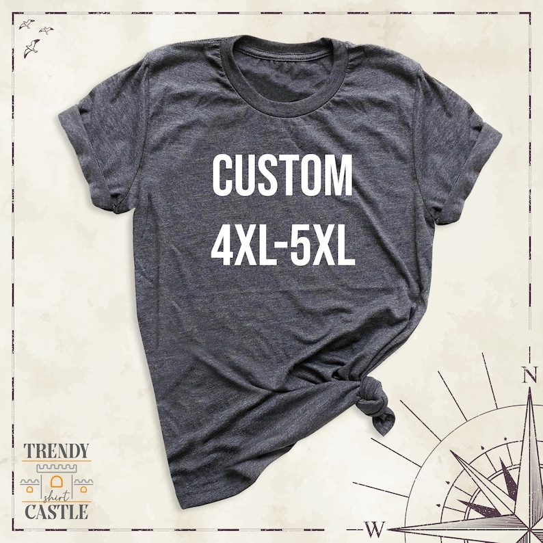 Pu&ograve; includere: Una maglietta grigia scura con la scritta "CUSTOM 4XL-5XL" stampata in bianco sul davanti.