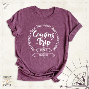 Peut inclure: Un t-shirt &agrave; manches courtes bordeaux chin&eacute; avec une impression blanche indiquant Cousins Trip, Great Times, Great Friends, Great Memories, Great Laughs, 2026 et Nashville, dispos&eacute;s autour de deux graphismes de panneaux de signalisation.