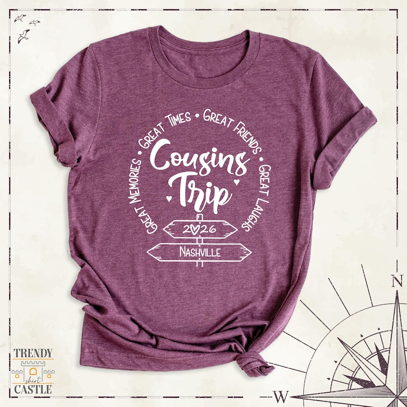 Peut inclure: Un t-shirt &agrave; manches courtes bordeaux chin&eacute; avec une impression blanche indiquant Cousins Trip, Great Times, Great Friends, Great Memories, Great Laughs, 2026 et Nashville, dispos&eacute;s autour de deux graphismes de panneaux de signalisation.