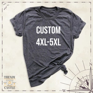 Pu&ograve; includere: Una maglietta grigia scura con la scritta "CUSTOM 4XL-5XL" stampata in bianco sul davanti.