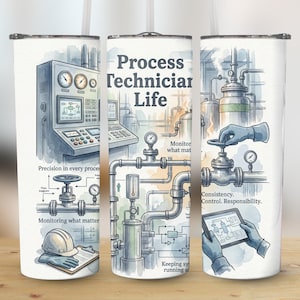 Puede incluir: Un vaso blanco con una ilustración de acuarela que representa el entorno de trabajo de un técnico de procesos. El diseño incluye maquinaria, medidores y el texto "Process Technician Life". El texto adicional incluye "Precision in every process" y "Monitoring what matter."