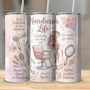 Könnte beinhalten: Ein Edelstahlbecher mit einem Aquarelldesign mit Friseurwerkzeugen, einem Salonstuhl und den Worten "Hairdresser Life". Das Design enthält Texte wie "Hair perfection is our obsession" und "We create, you shine."
