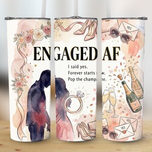 Op de afbeelding: Een witte beker met een aquarelontwerp en de tekst "ENGAGED AF". Het ontwerp bevat silhouetten van een stel, een ring, champagneflessen, schoenen, zonnebrillen en de tekst "I said yes. Forever starts now. Pop the champagne."