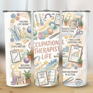 Op de afbeelding: Een witte beker met een aquarelontwerp met ergotherapietools, zinnen en de woorden "Occupational Therapist Life". Het ontwerp bevat een stoel, een lamp en potplanten. De beker is ontworpen voor warme en koude dranken.