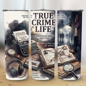 Puede incluir: Un vaso de acero inoxidable con un diseño envolvente con temática de crímenes reales. El diseño incluye una máquina de escribir, auriculares, un reloj y el texto "TRUE CRIME LIFE". El vaso tiene una pajita y una tapa plateada.