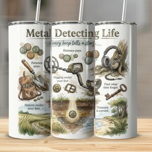 Könnte beinhalten: Weißer Becher mit einem Metalldetektor-Thema. Das Design umfasst Illustrationen von Münzen, einer Schaufel, einem Metalldetektor, Kopfhörern und einem Schlüssel. Der Text lautet "Metal Detecting Life" und "every beep tells a story."