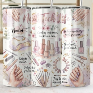 Könnte beinhalten: Ein weißer Becher mit einem Aquarelldesign mit Nagelkunstwerkzeugen, Nagellackflaschen und dem Text "Nail Tech Life". Das Design enthält die Sätze "Nailed it", "Details matter" und "Where creativity meets precision."